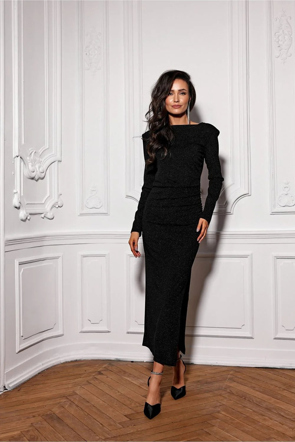 Robe de soirée élégante longue manches longues épaules structurées couleur noire tissu extensible fente sur la jambe