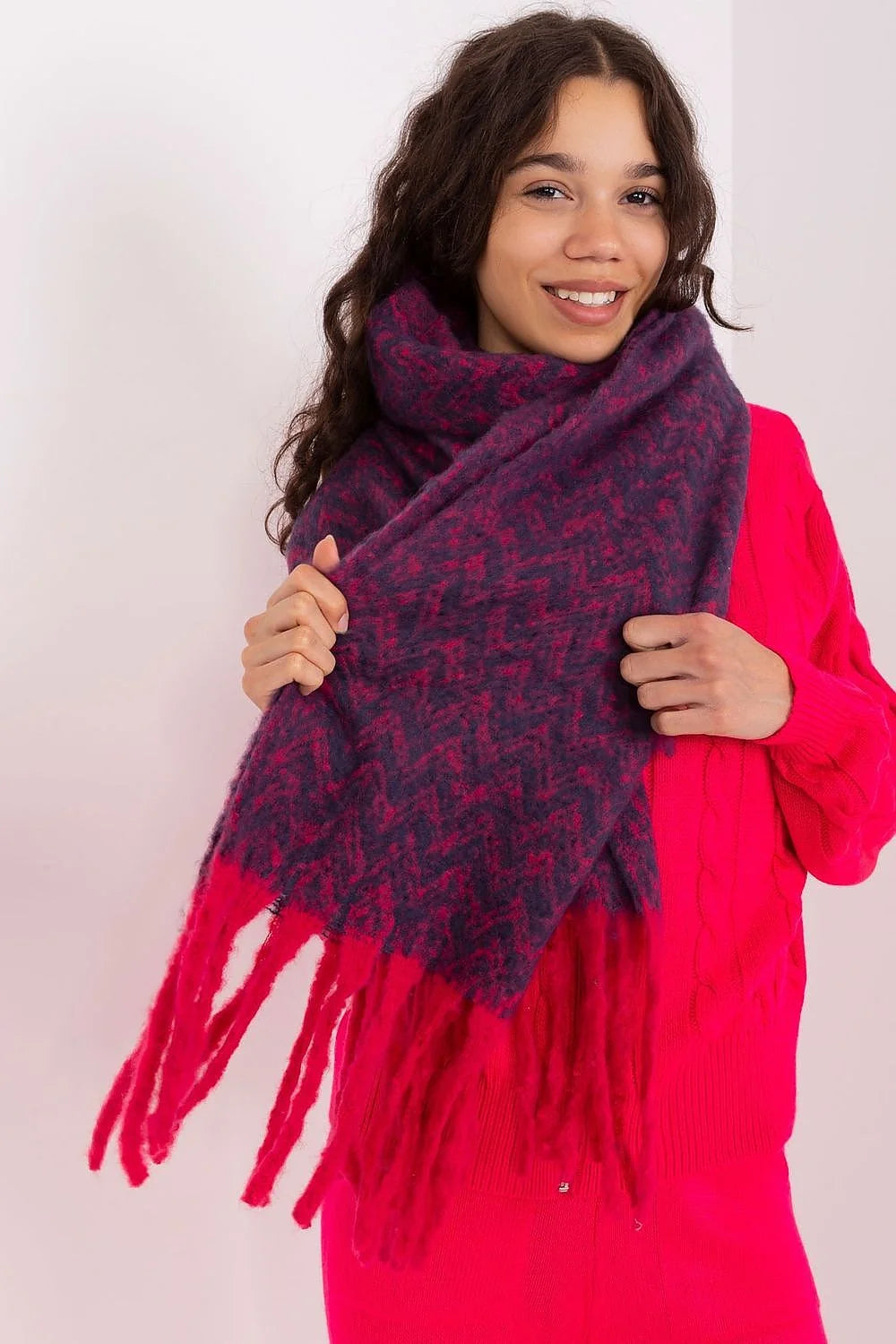 Écharpe féminine moderne motif chevron violet fuchsia franges longues polyester durable accessoire automne hiver