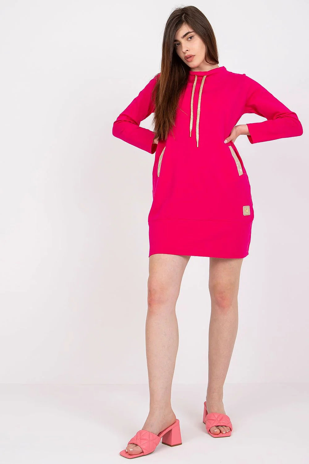 Robe blanche coton élasthanne élégante moderne manches longues détails dorés coupe droite décontractée casual