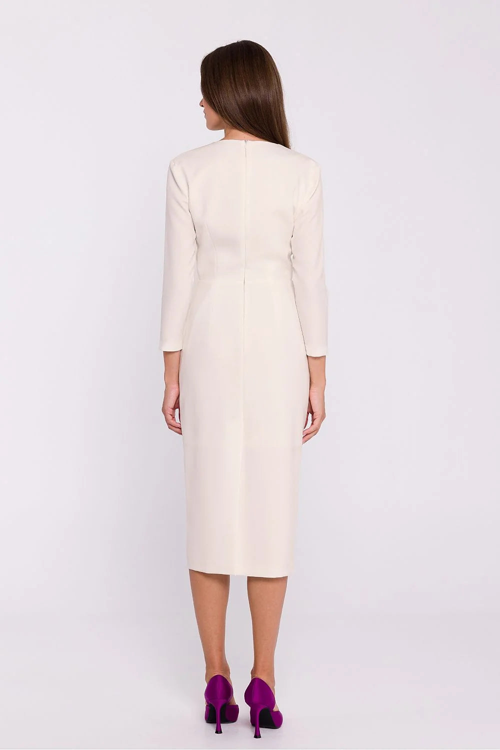 robe fourreau midi ivoire cintrée ajustée encolure V profonde manches mi longues épaule fleur appliquée tissu satiné coutures soignées