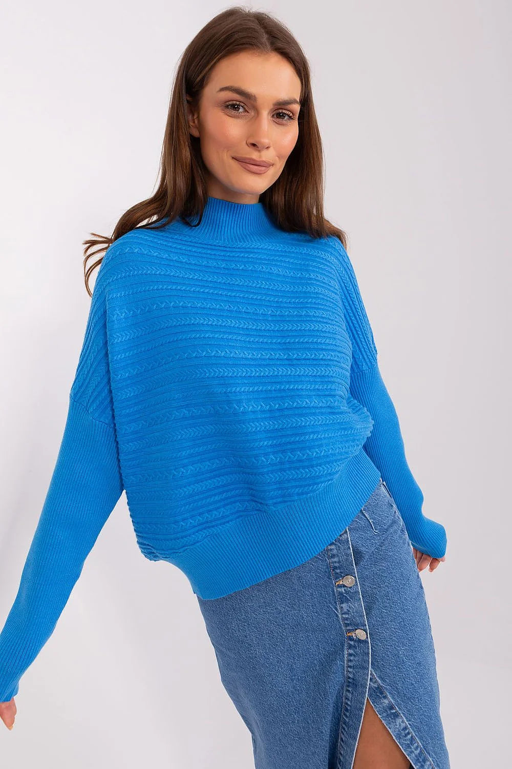 Pull femme moderne élégant bleu vif col montant côtelé manches longues texture relief motifs zigzag