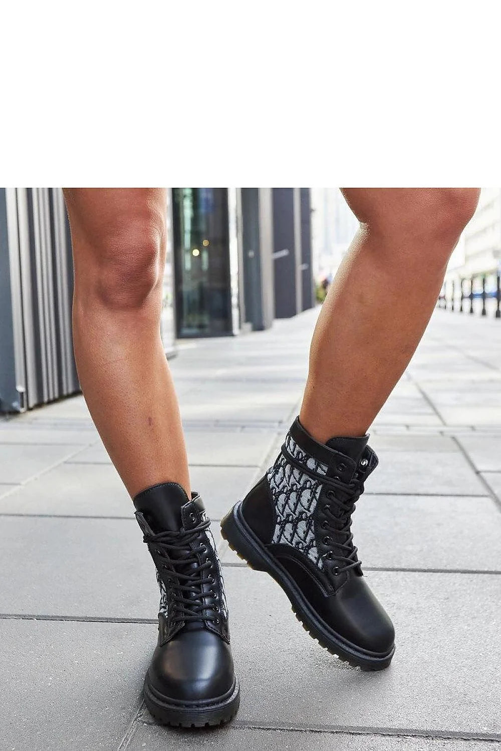 Bottines pour femmes design moderne tissu imprimé cuir noir semelle caoutchouc lacets noirs style urbain