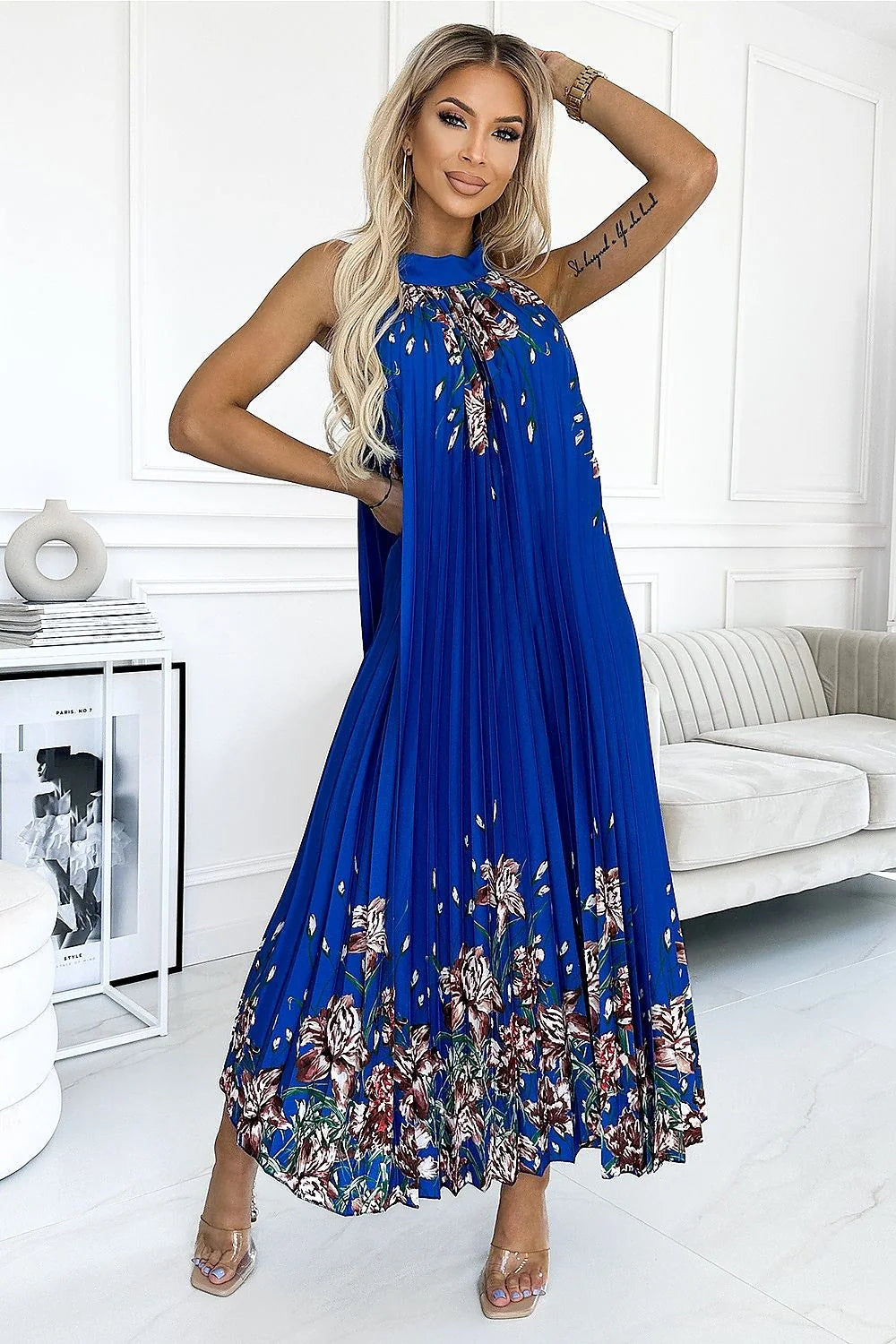 Robe longue style élégant satin plissé motif floral symétrique couleur bleu vif été femme
