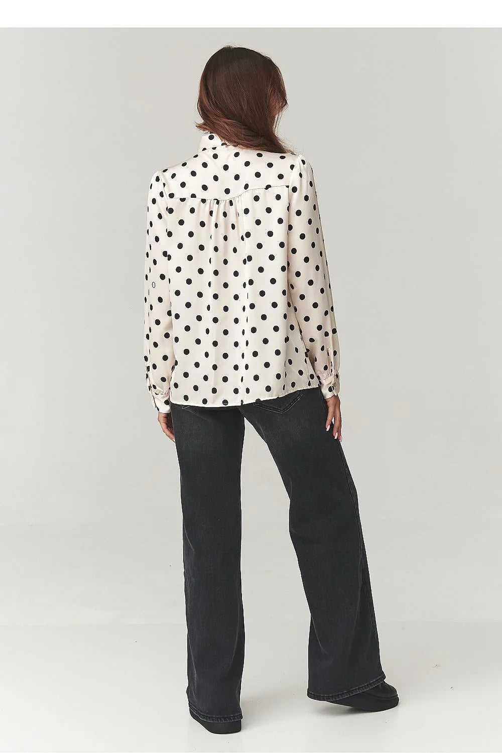 chemise femme lavallière satinée écru pois noirs manches longues bouffantes col noué coupe fluide poignets boutonnés rétrochic italienne légère élégante