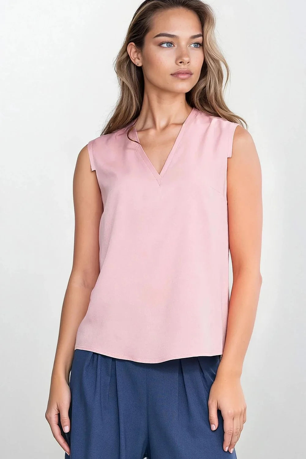 Chemisier Nife sans manches en viscose couleur rose pâle coupe régulière encolure V finitions épurées