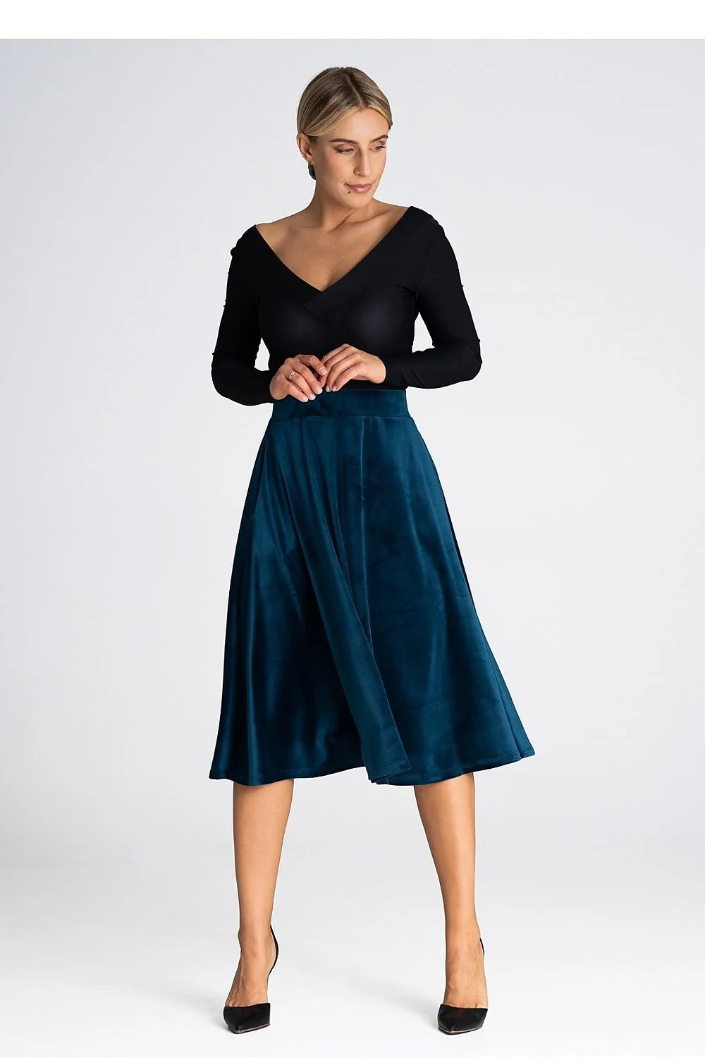 Jupe midi élégante en tissu velours bleu canard avec haut manches longues col V croisé noir ensemble mode féminin