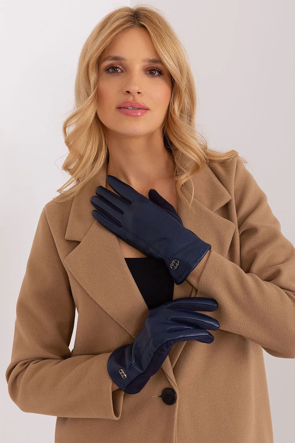 Gants élégants isolés pour femmes en cuir de haute qualité bleu marine profond coupe ajustée design classique logo métallique