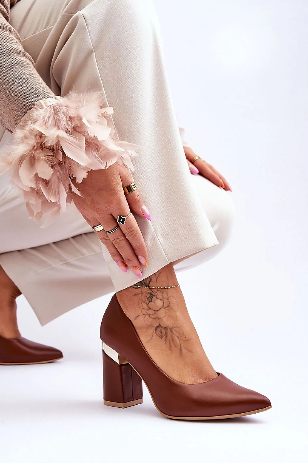 Escarpins élégants talon large design moderne nude cuir naturel semelle confortable femme occasion formelle