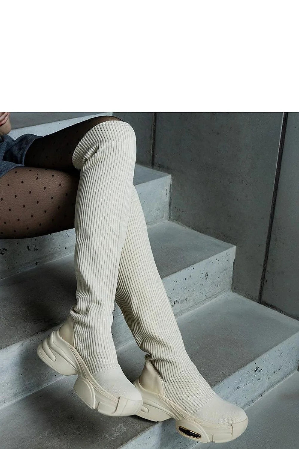 Bottes hautes cuissardes pour femme design moderne en tissu côtelé style sport-chic automne-hiver 2023