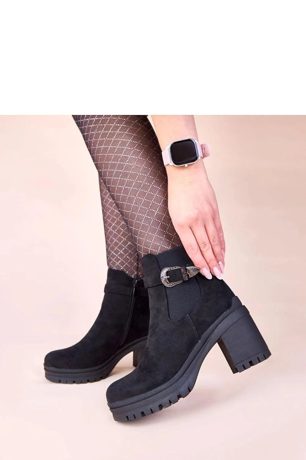 bottines chelsea talon bloc semelle crantée suédine noire bout rond plateau antidérapant maintien confort bride décorative boucle métal argenté urbain