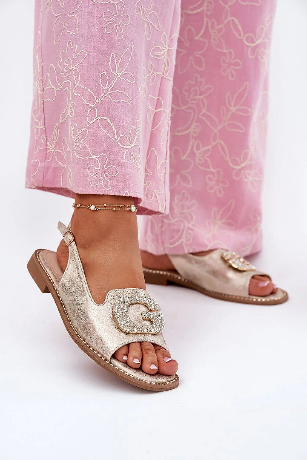 sandales femme chic talon plat cuir artificiel doré métallisé boucle ornée strass réglable bride rembourrée semelle intérieure naturelle caoutchouc durable