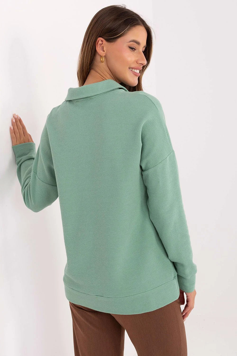 polo femme col chemise maille gaufrée vert sauge manches longues patte boutonnée trois boutons poignets côtelés