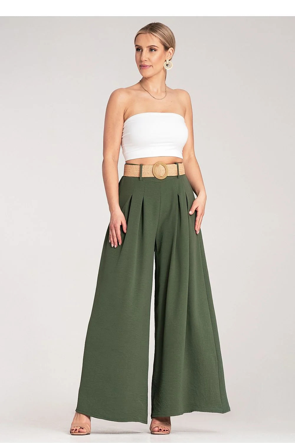 Bustier tube sans bretelles blanc Pantalon large taille haute ceinture tressée vert olive femme occasion estivale soirée décontractée style moderne épuré