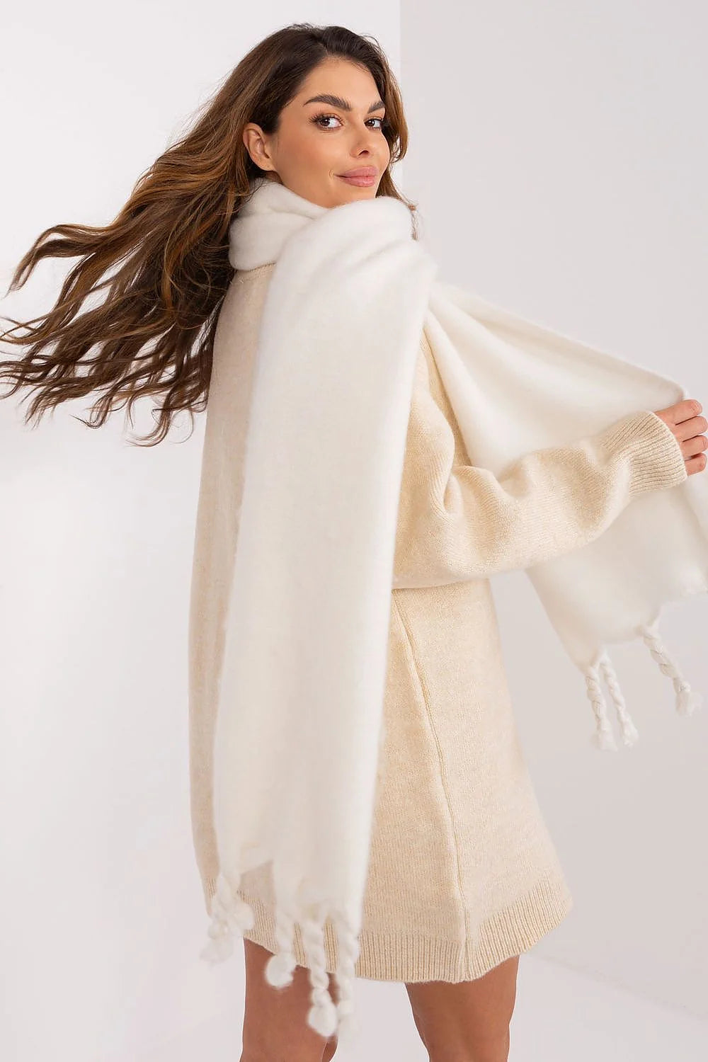 Écharpe longue épaisse franges torsadées pull oversize beige écharpe douillette hiver femmes look chic casual