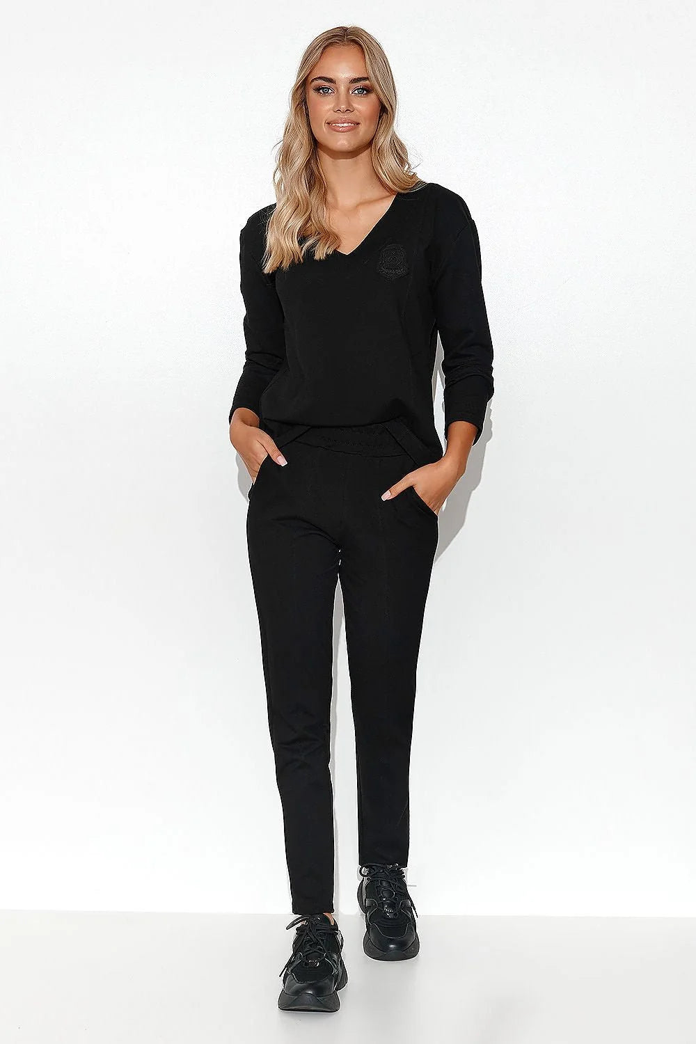 Ensemble Makadamia pour femme, chemisier V-neck longues manches, pantalon droit, logo M, couleurs neutres, style business chic, matière haute qualité, polyvalent