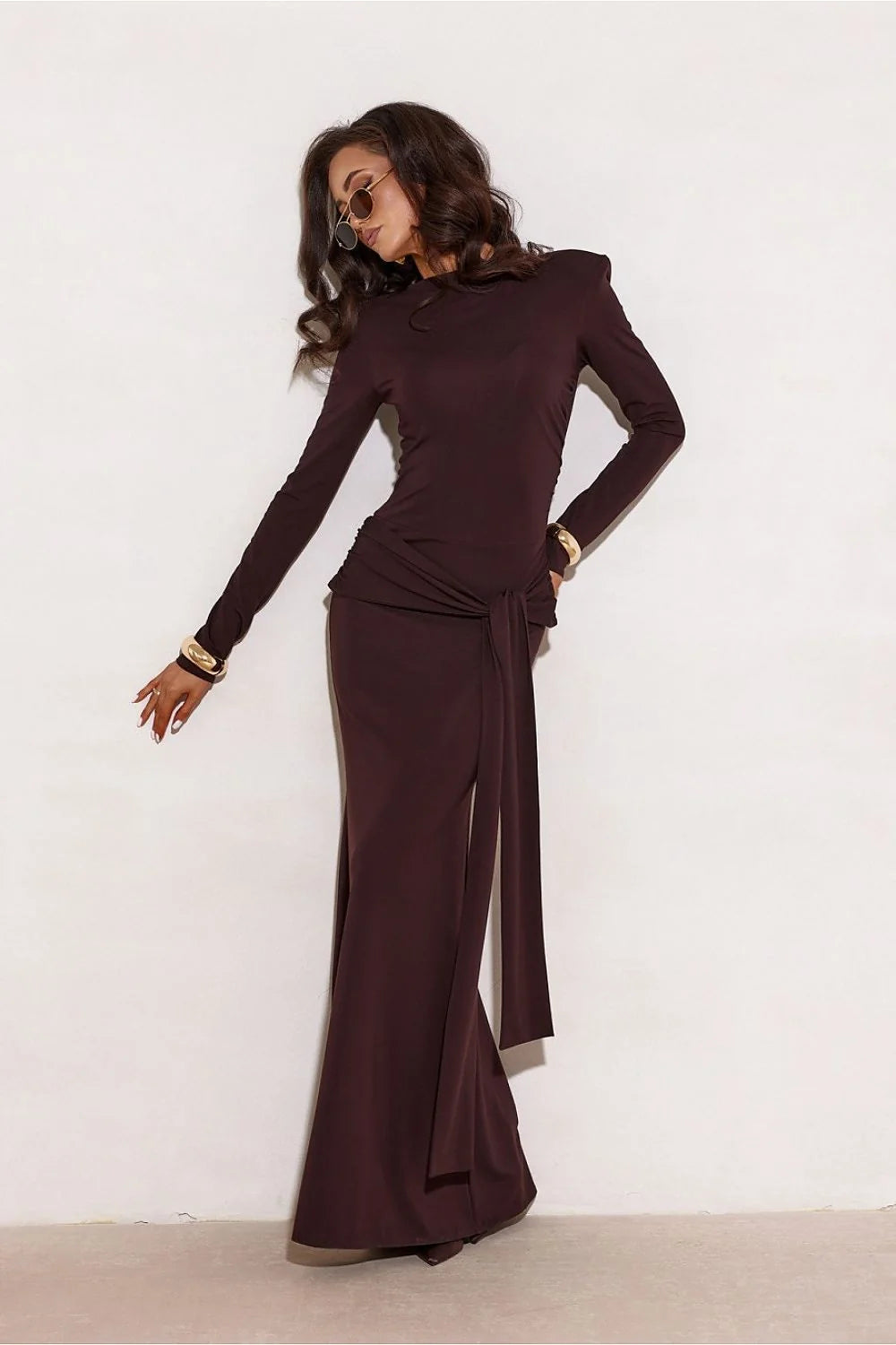 robe longue manches longues marron chocolat épaules structurées silhouette ajustée stretch fluide taille drapée ceinture nouée fente latérale