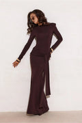 robe longue manches longues marron chocolat épaules structurées silhouette ajustée stretch fluide taille drapée ceinture nouée fente latérale