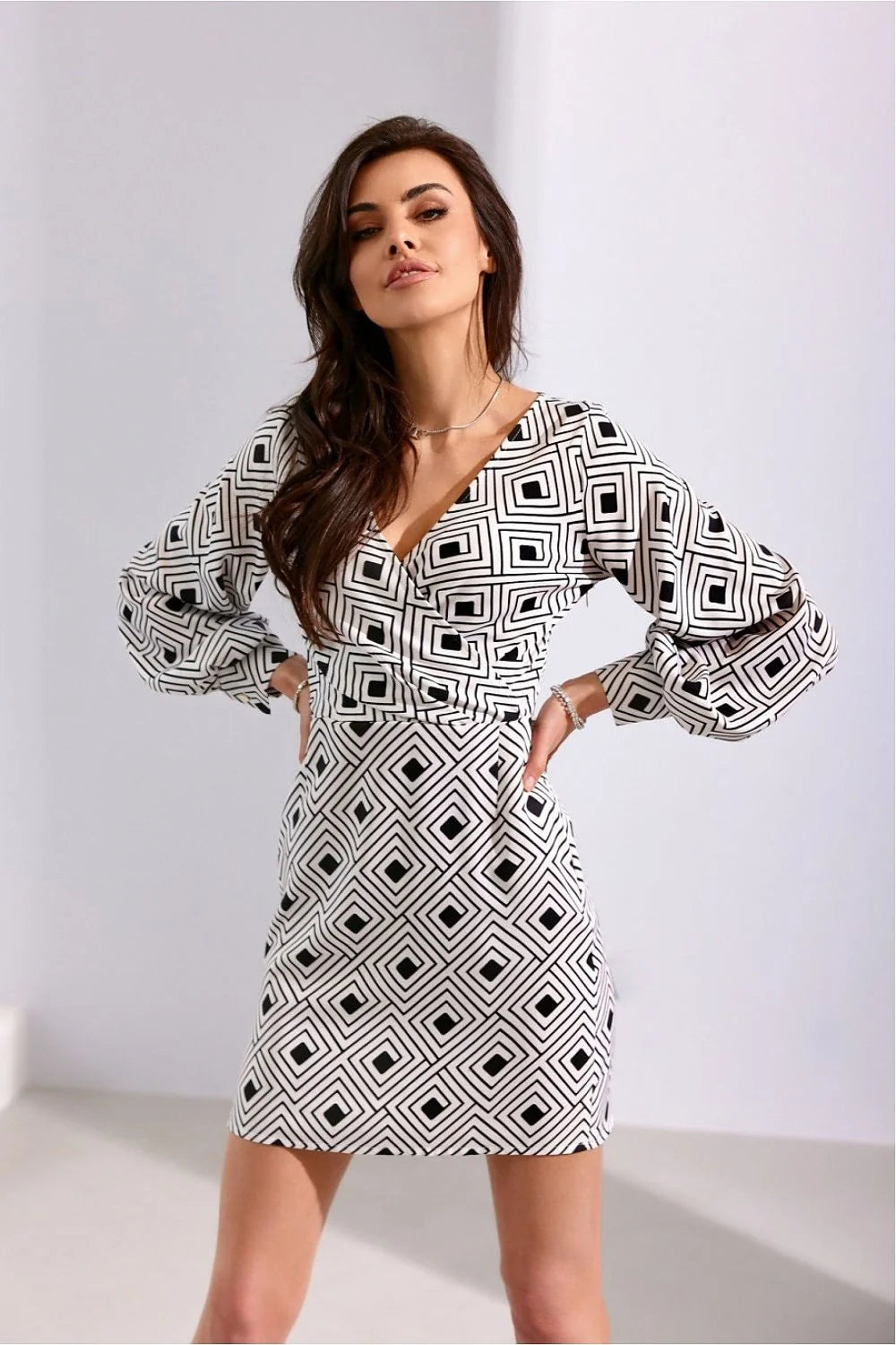 Robe de cocktail Roco Fashion encolure V manches longues motif carrés noirs et blancs ajustée à la taille