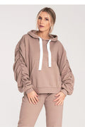 sweatshirt capuche beige taupe femme oversize molleton doux coton poche kangourou manches froncées bouffantes épaules tombantes poignets élastiqués cordons blancs