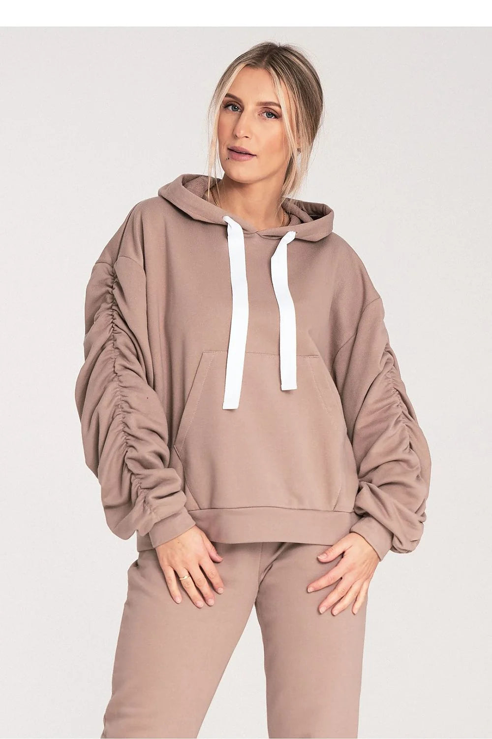 sweatshirt capuche beige taupe femme oversize molleton doux coton poche kangourou manches froncées bouffantes épaules tombantes poignets élastiqués cordons blancs
