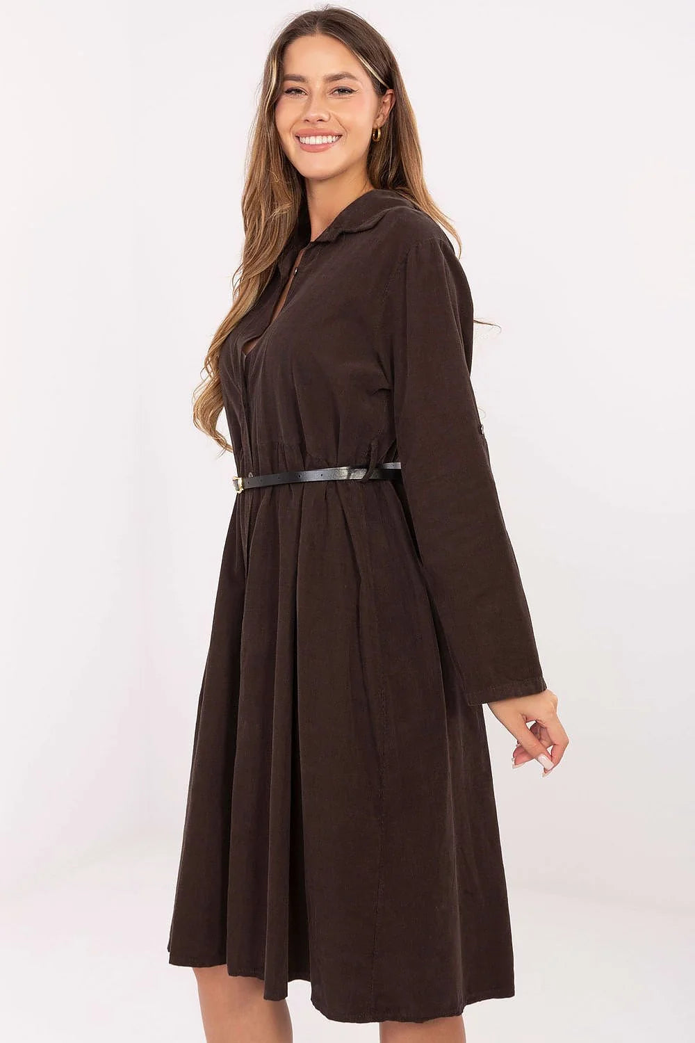 robe chemise midi velours côtelé marron foncé manches longues col boutonnage coupe évasée taille marquée ceinture fine boucle dorée coton