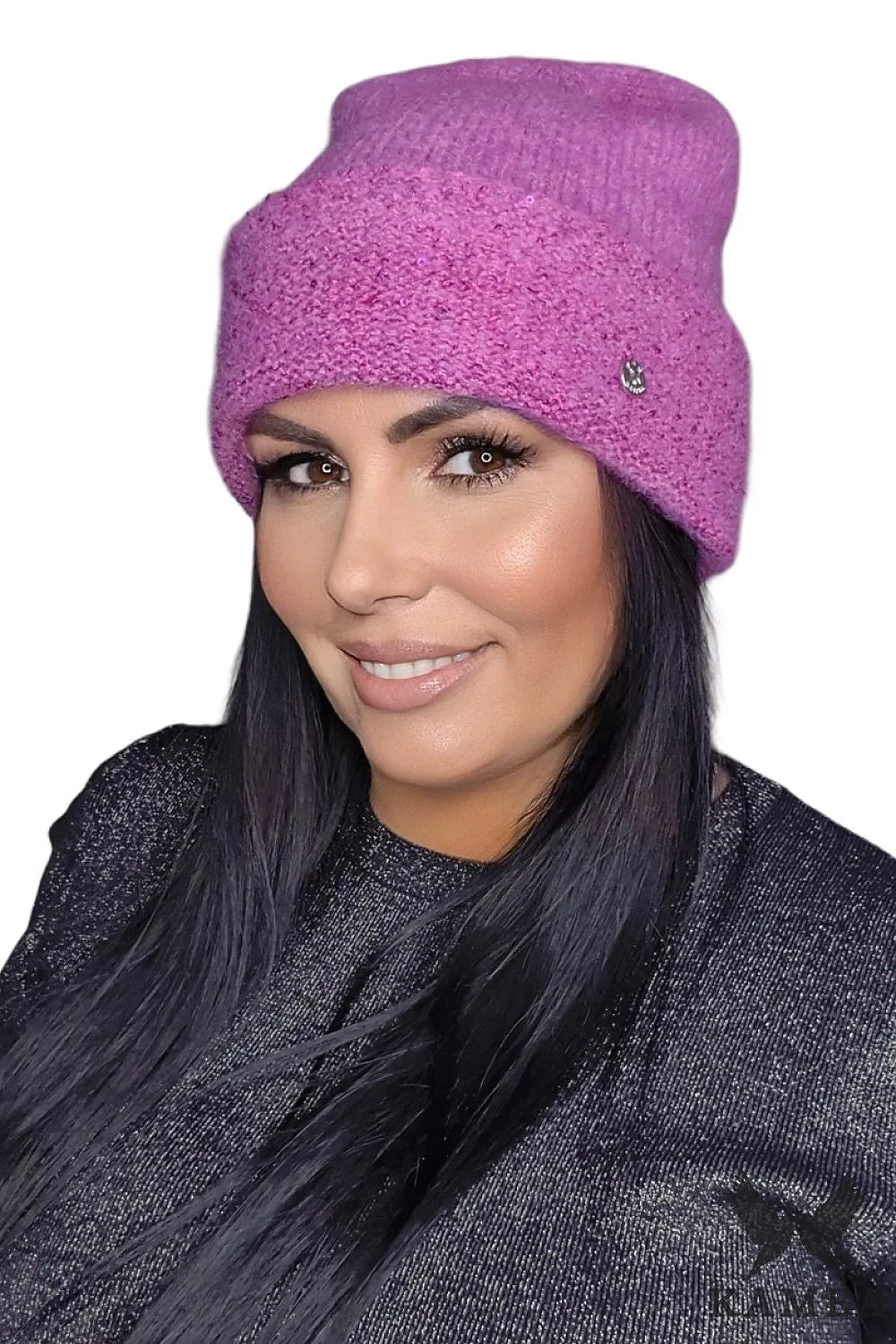 Bonnet pour femme chic style moderne en laine rose vif élastique logo métallique automne-hiver qualité supérieure doux au toucher made in Poland