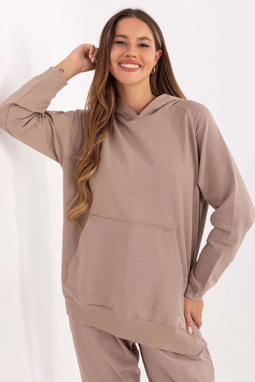 sweatshirt femme oversize taupe capuche poche kangourou coton élasthanne doux confortable manches raglan bords côtes fentes latérales coupe longue décontracté