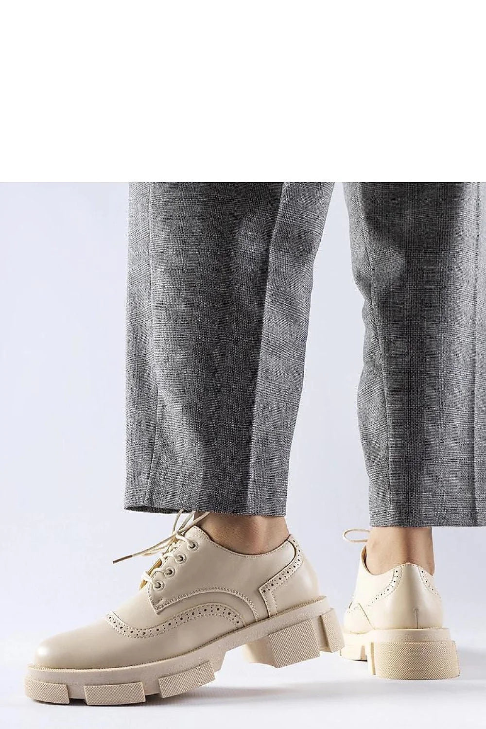 Chaussures basses derby femme élégance contemporaine style classique semelle crantée beige perforations décoratives lacets assortis cuir synthétique