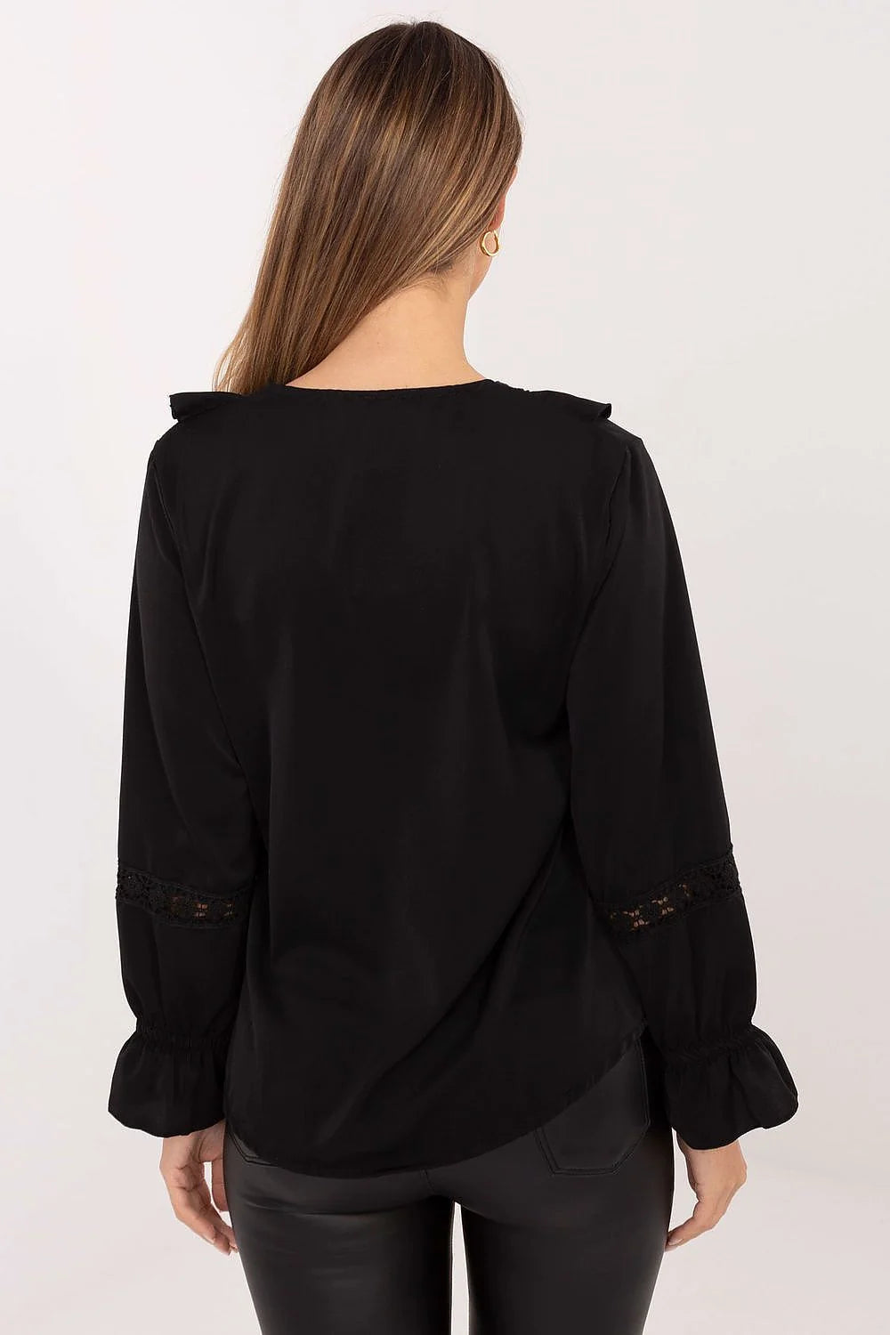 chemisier femme noir satiné fluide manches longues volants jabot dentelle centrale broche dorée coupe droite ajustée polyvalent chic soirée confortable