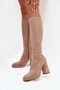 bottes femme hauteur genou suédine écologique beige taupe tige ajustée surpiqûres fermeture éclair latérale talon colonne stable bout arrondi effilé