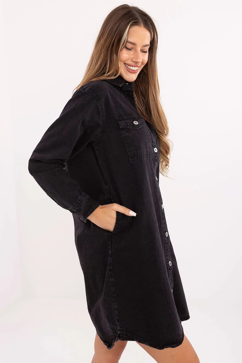 robe chemise denim Sublevel coupe droite oversize courte boutonnée manches longues col classique poches poitrine rabat boutons argentés apparentes coton