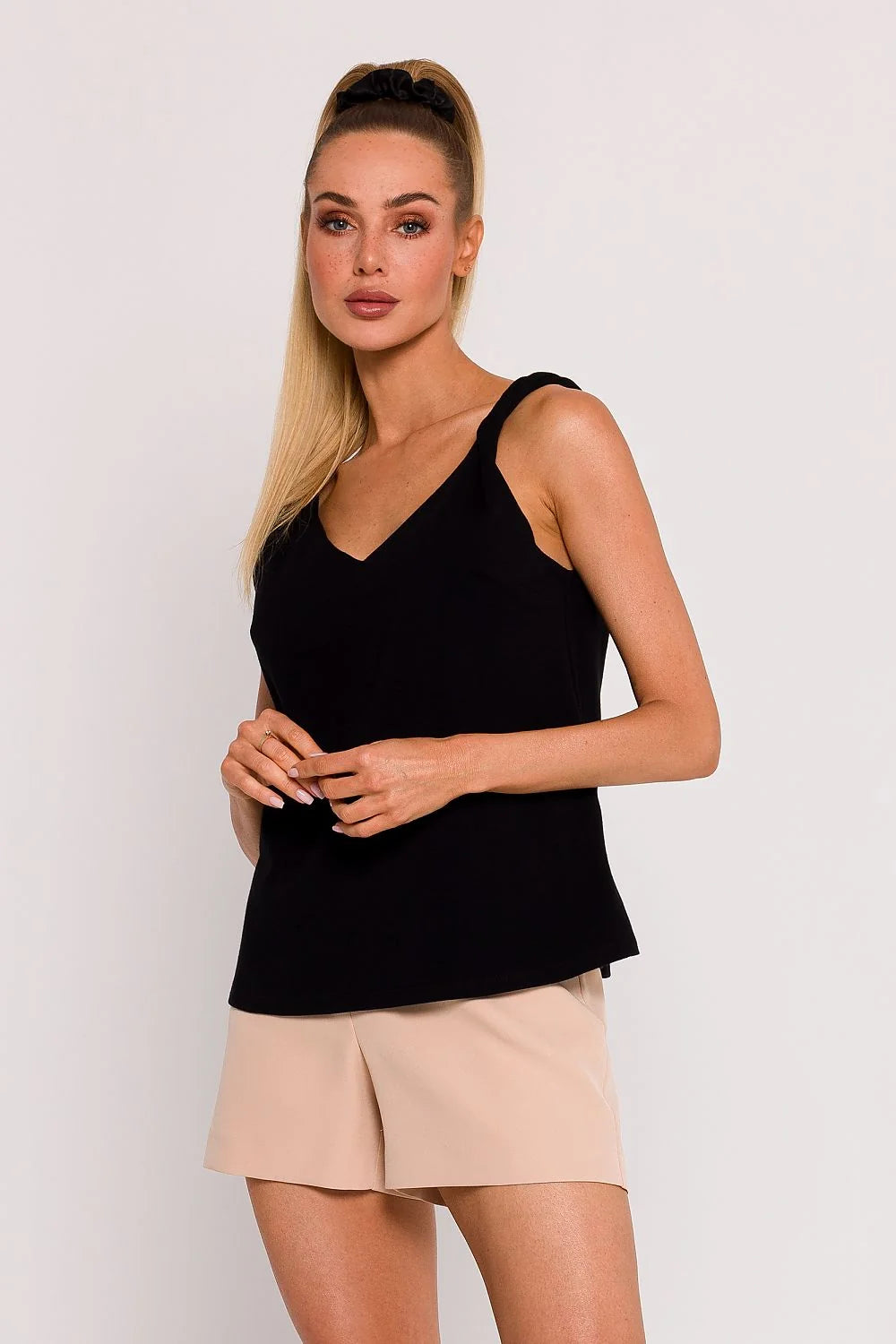Chemisier Moe en maille noire échancrure dos V-neck coupe droite matières légères femmes élégance sensualité occasion été