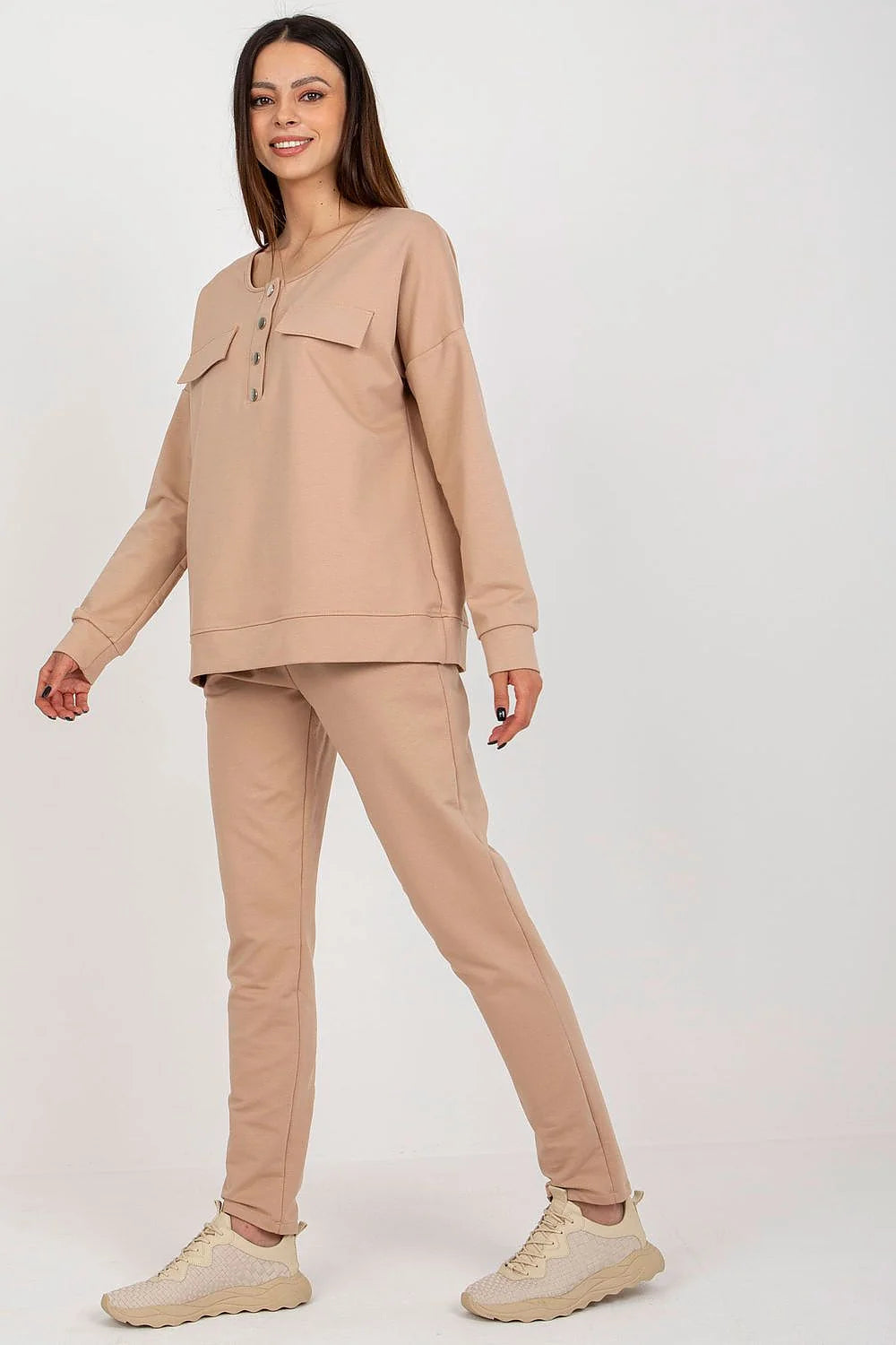 ensemble Lakerta femme moderne confortable molleton oversize manches longues col rond pressions métalliques poches plaquées pantalon slim taille élastique beige