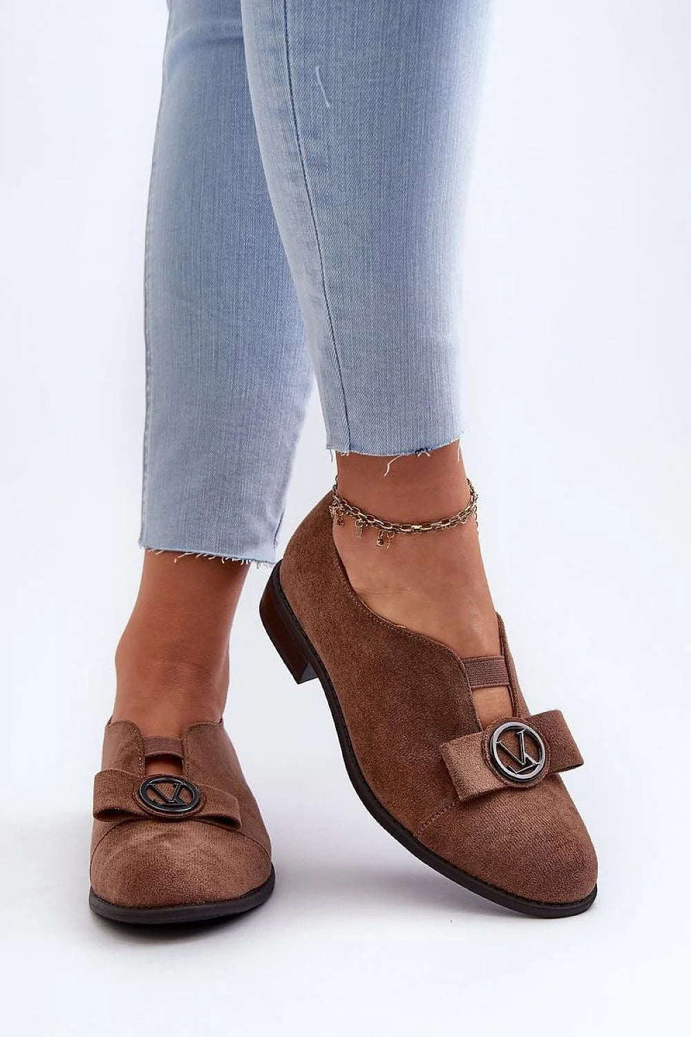 chaussures basses femme élégantes confortables design moderne classique suédine marron mocassins bout rond talon bas semelle caoutchouc noire nœud métallique