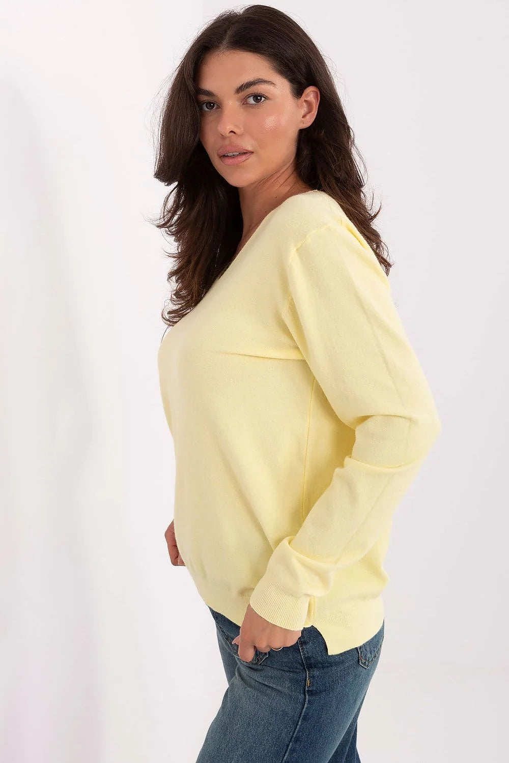 pull femme maille fine jaune pastel manches longues col V côtelées poignets ourlet extensible viscose élasthanne
