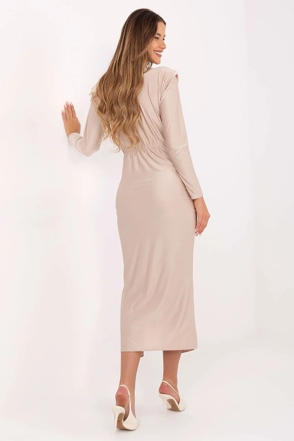 robe soirée crayon portefeuille satin beige nude col V plongeant manches longues fente latérale drapée froncée boucle dorée