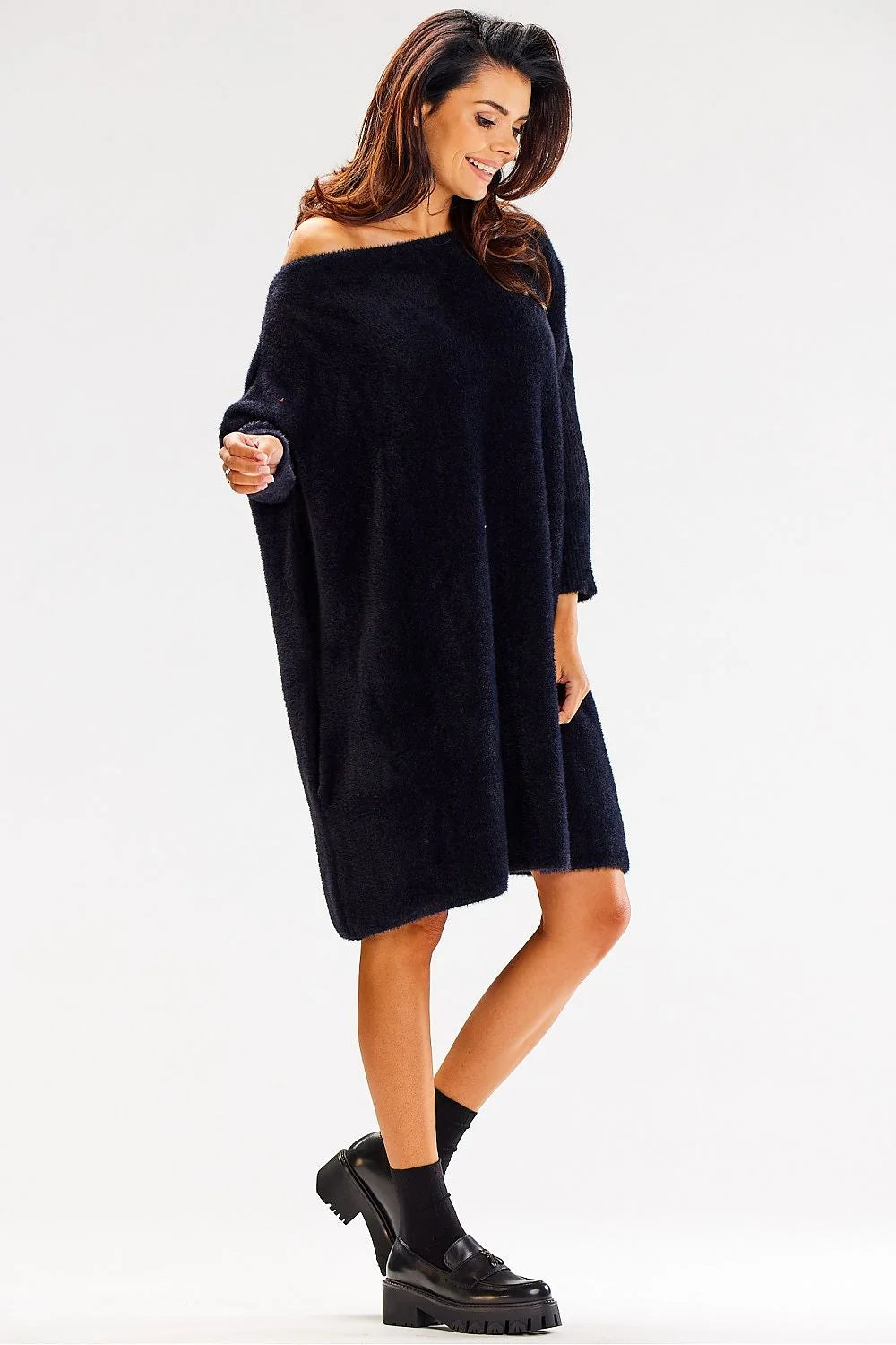 pullover long oversize manches longues tricot doux moelleux noir encolure bateau longueur genoux coupe tombé fluide poches cosy chic