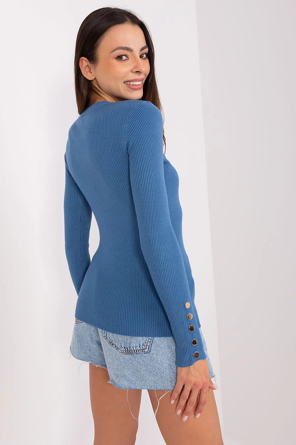 ensemble féminine côtelé haut bleu profond manches longues ajustée maille jupe denim clair courte évasée ourlet effiloché boutons
