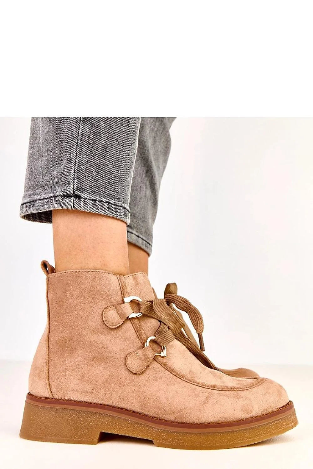 bottines cheville femme suède écologique beige rosé doublées chaudes confortables bout rond semelle crêpe talon 4cm lacets anneaux dorés zip