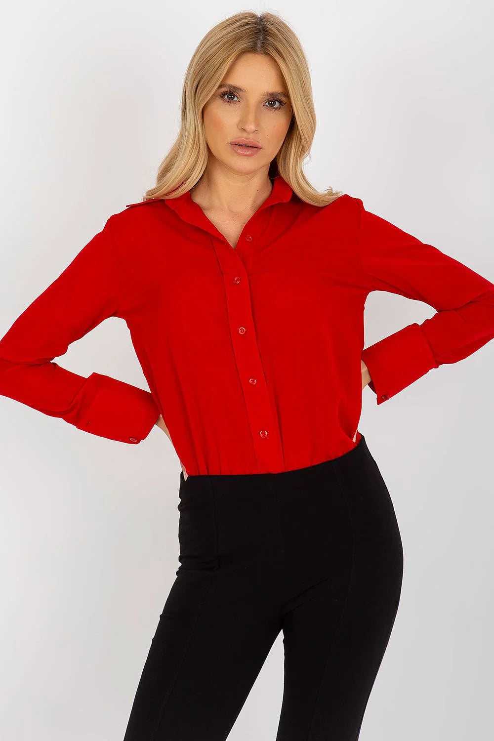 chemise longue manches longues Lakerta élégante bleu vif femme fluide satinée oversize boutonnée col pointu poignets boutons noirs ourlet arrondi
