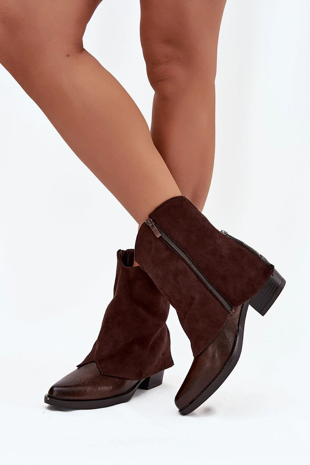 bottines western cowboy montantes cuir suède marron pointu talon carré fermeture latérale doublure semelle antidérapante élégantes urbain chic