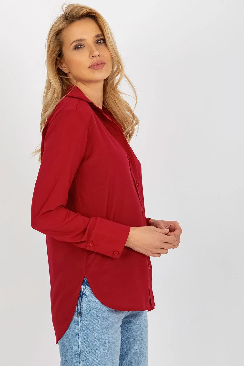 chemise longue manches longues Lakerta élégante bleu vif femme fluide satinée oversize boutonnée col pointu poignets boutons noirs ourlet arrondi
