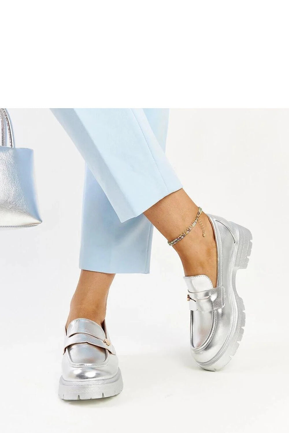 Mocassins femmes design audacieux contemporain style futuriste couleur argent métallisé cuir synthétique semelle épaisse crantée confortable occasion quotidienne soirée chic mode urbaine