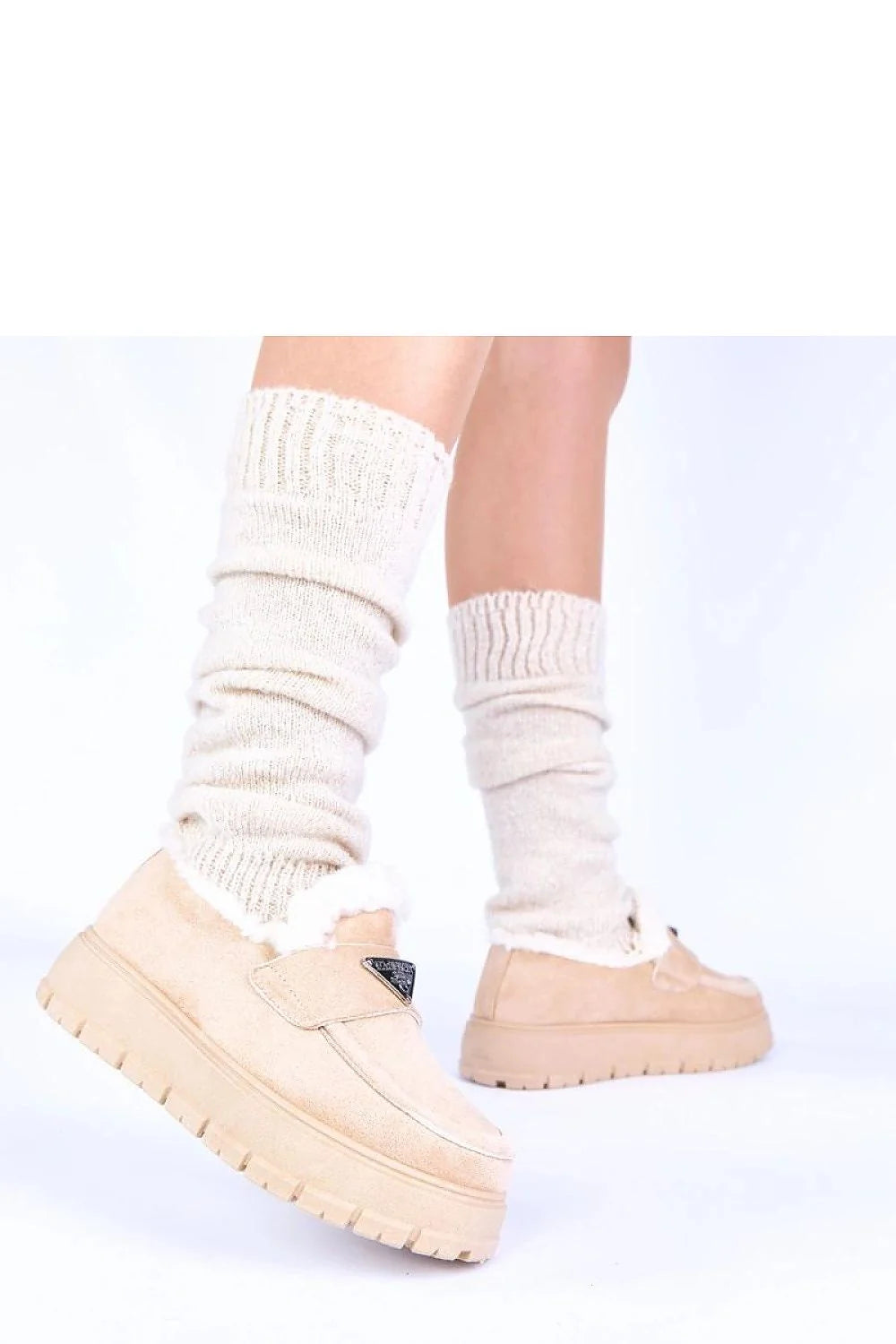 mocassins femme fourrés suède beige clair plateforme hauteur 4cm semelle crantée antidérapante cocooning slipon bride velcro logo métal