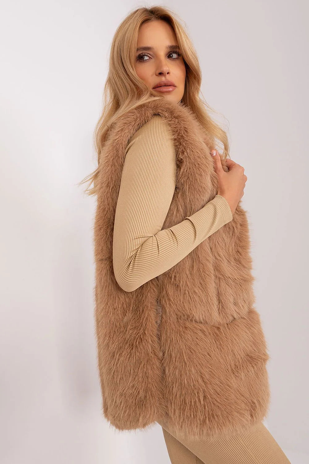 Gilet sans manches en fausse fourrure beige chaud coupe droite hanches confortable élégant moderne femmes occasionnels