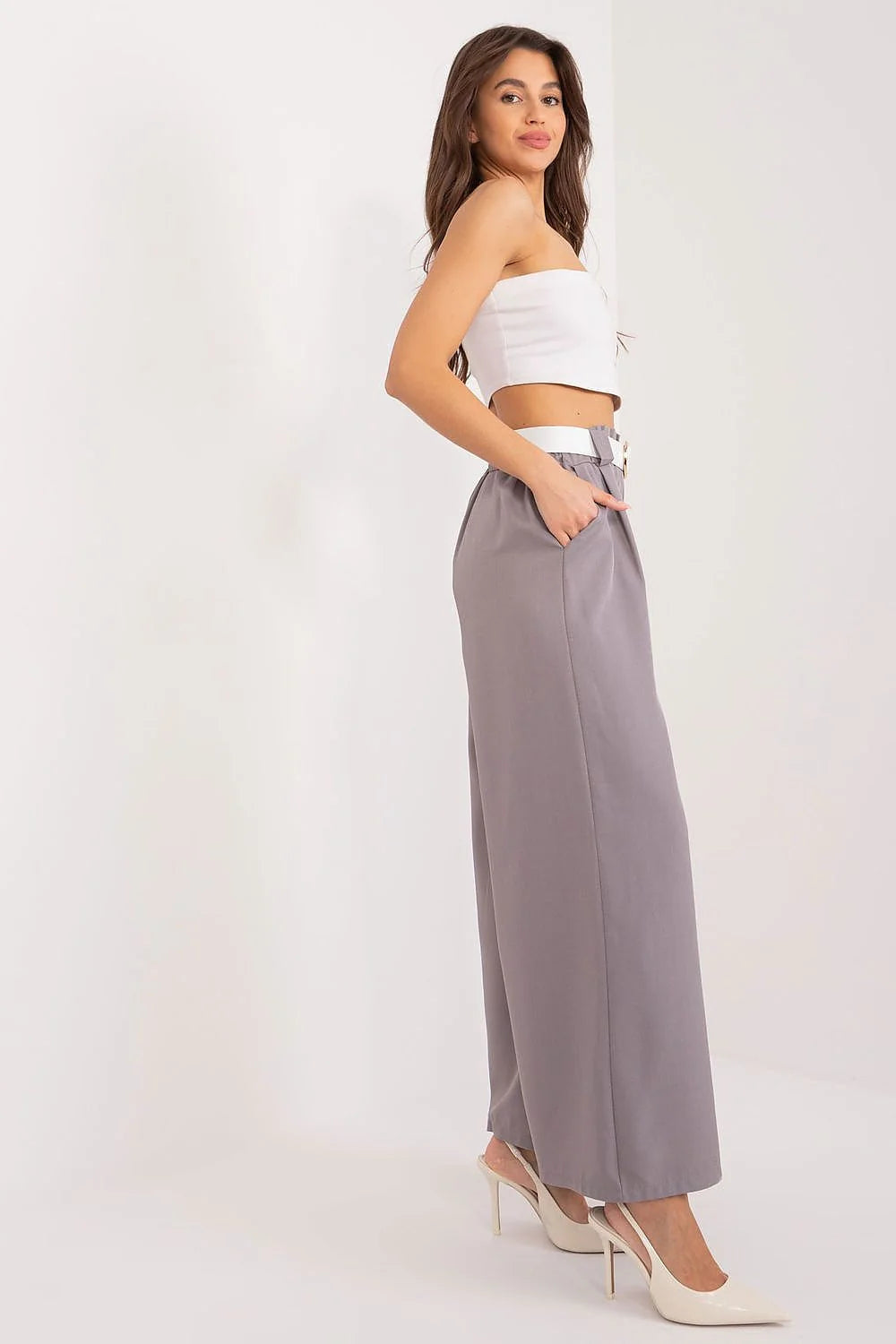 Tenue féminine deux pièces top court pantalon palazzo blanc gris épaules nues talons beiges