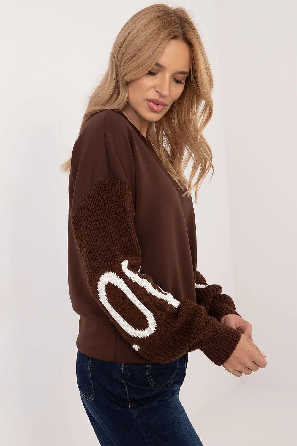 Sweatshirt Italy Moda pull maille femme design LOVE manches contrastantes marron foncé encolure ronde longueur standard coupe ample