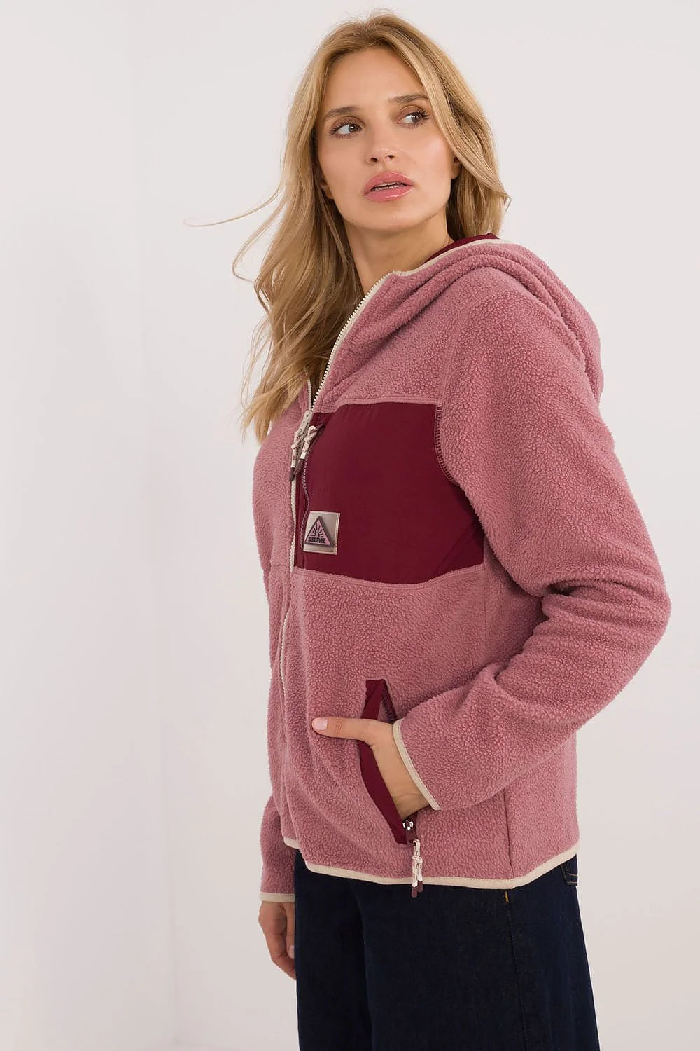 Veste pour femme en polaire style casual sportif rose poussiéreux manches longues capuche fermeture éclair poches latérales poitrine contrastée