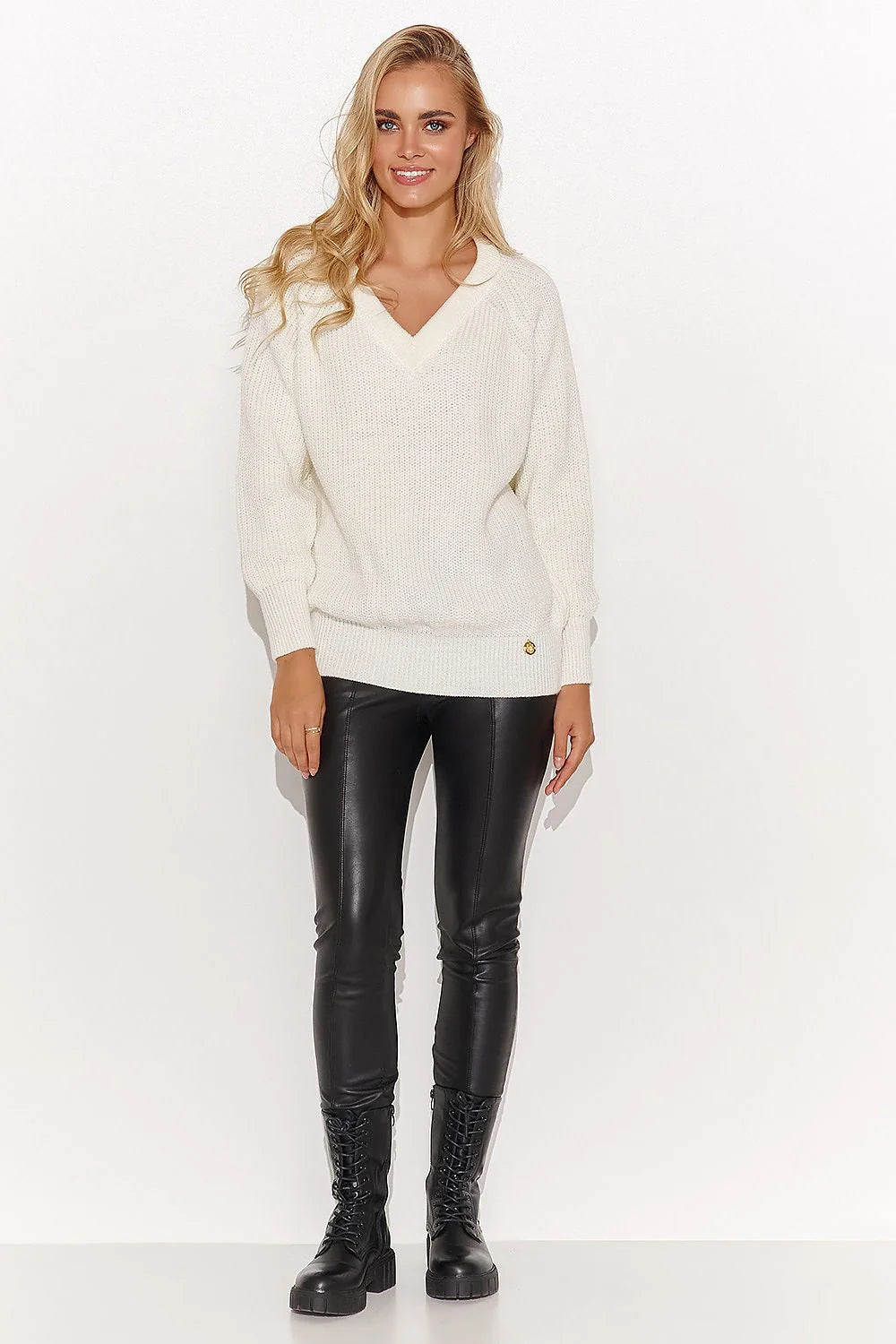 Pull pour femme Makadamia design moderne élégant col V maille texturée couleur blanche éclatante coupe ample manches longues finitions côte doré occasion polyvalente