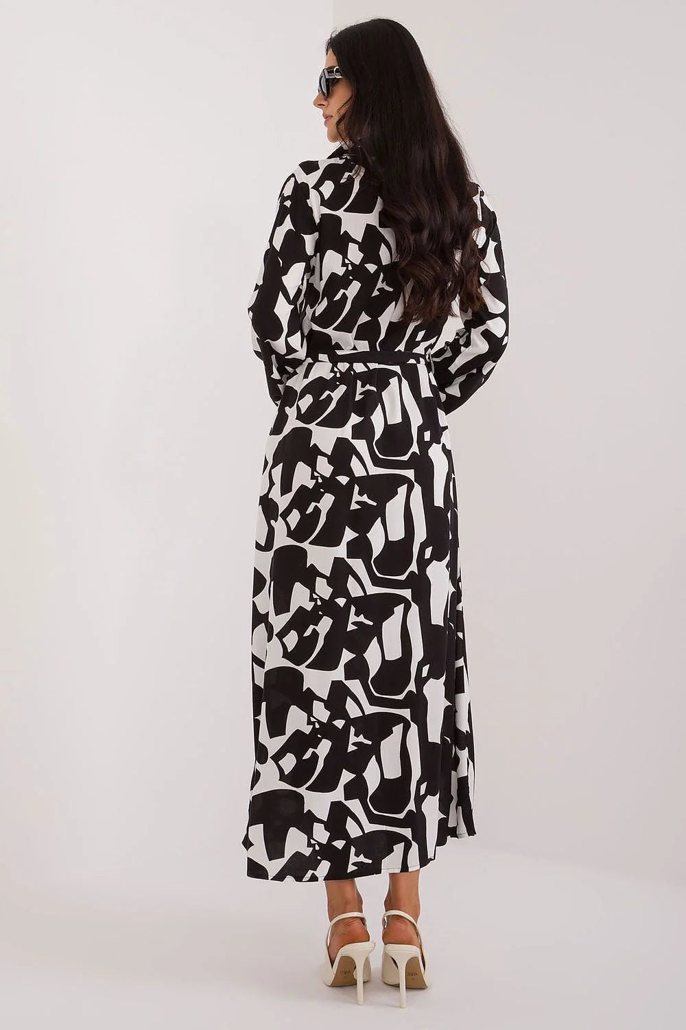 Robe de jour Sublevel imprimée abstraite noir et blanc manches longues décolleté en V ceinture ajustable silhouette fluide éco-friendly femme